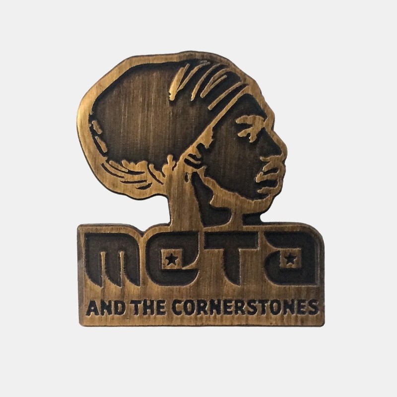 Épingle dorée du logo de Meta and the Cornerstones